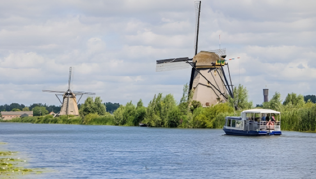 Rotterdam Outlet Shopping: Experience Package to McArthurGlen Roosendaal - with Kinderdijk