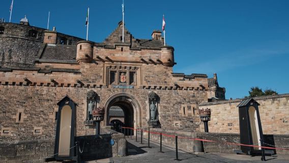 Edinburgh: Castle Guided Tour & Holyrood Palace Ticket