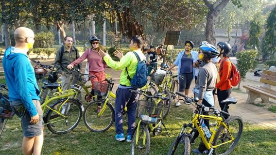 South Delhi: 3.5-Hour Private Bike Tour with Kebab Lunch