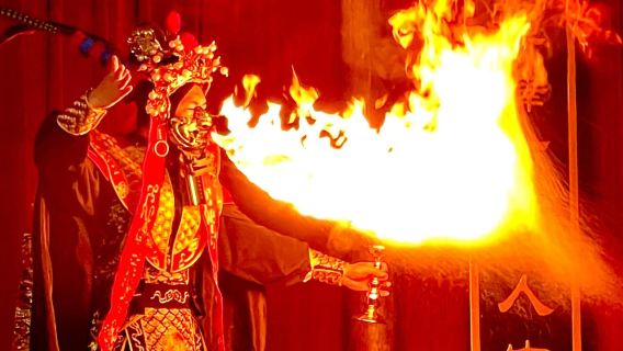 Chongqing century-old teahouse offers complimentary bowl tea with snacks + interactive photo session + intangible cultural heritage performance (face-changing, fire-spitting, and rolling lamp)
