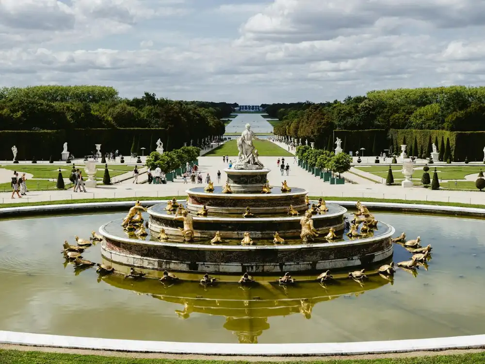 ヴェルサイユ宮殿：入場券 + 庭園 + トリアノン邸 | Trip.com