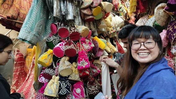 Private Customized Delhi Shopping Tour with Female Consultant