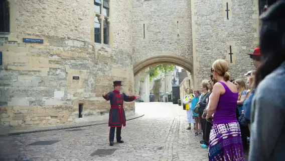 Tower of London: Guided Tour + Changing of the Guards + Thames Cruise