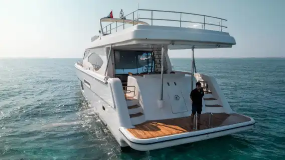 杜拜遊艇觀光/飲品全程暢飲,晨韻・夕照・夜魅,含餐點、DJ、飲品。