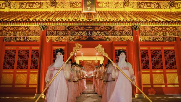 Chongqing, China: Qingyu-Bankett • Kaiserliches Festmahl-Erlebnis | Immersives kaiserliches Restaurant | Genießen Sie das Vergnügen wie ein Kaiser | Gourmetküche & Tanzvorführung & historisches Kulturerlebnis