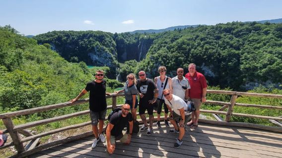 Da Zagabria: gita guidata di un giorno a Plitvice e Rastoke con biglietto