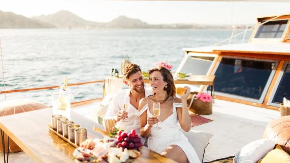 Cabo San Lucas: Crucero al atardecer en yate con cena del chef y barra libre
