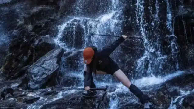 虎跳峽徒步【專業嚮導、含登山杖、純玩、網紅大陽台】一日遊