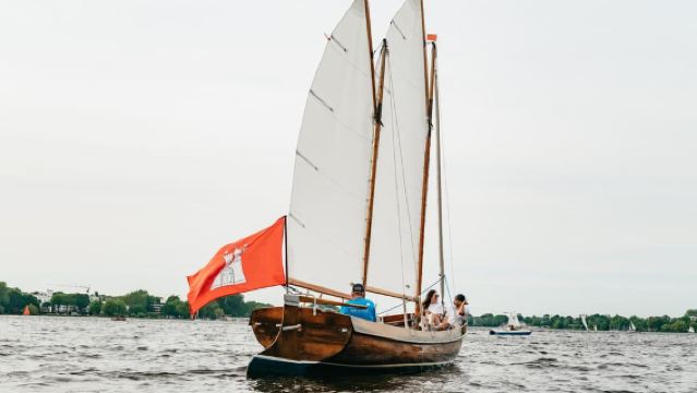 Hamburg: Alster-Fluss-Segeltour auf einem zweimastigen Segelboot