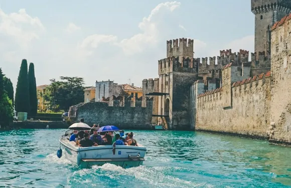 西爾米奧奈：步行導覽 + 遊船之旅