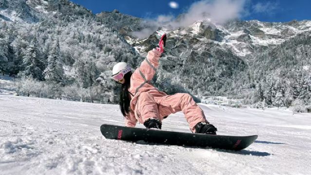 成都來回羌人谷滑雪一日遊（專業雪道+含來回交通+戲雪樂趣）