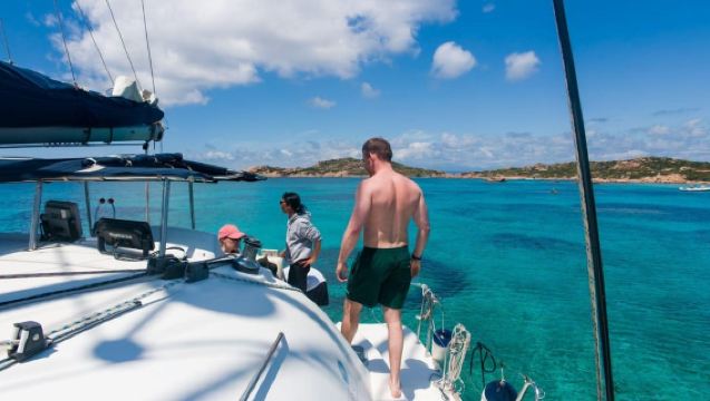 パラーウまたはラ・マッダレーナ発：ラ・マッダレーナへのカタマランTrip