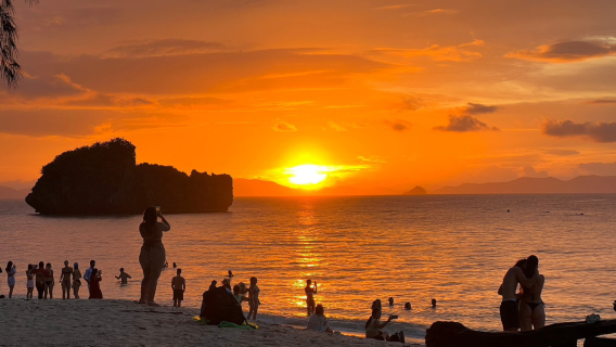 Tour delle 7 isole di Krabi al tramonto con cena BBQ e snorkeling in longtail boat