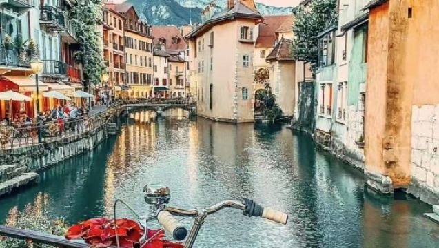 Half-day tour to Lake Annecy from Geneva | Old Town Canals & Medieval Architecture - A Stunning Town