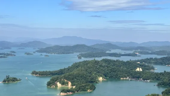 Heyuan Day Tour: Guangdong Wanlv Lake + Jinghuayuan + Dinosaur Culture Park (Chinese and English Service Available)