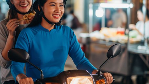 Tour nocturno del caballero Ao Dai de Da Nang: un guía del caballero Ao Dai lo llevará a visitar lugares ocultos y experimentar un viaje gourmet.