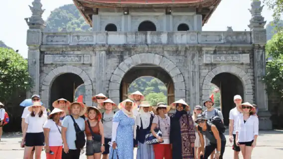 ニンビン発：任意のホアル、バイディン、チャンアン-ムアケーブツアー