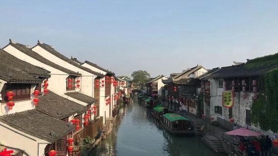 Desde Shanghái: excursión de un día al casco antiguo de Suzhou, el Jardín del Administrador Humilde, la calle Pingjiang, el templo Hanshan y Qilishantang
