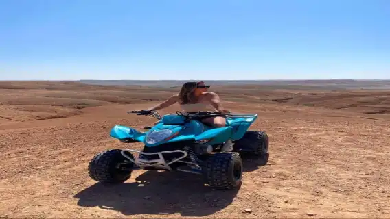 แพ็กเกจ: อาหารค่ำแบบ Agafay ชมพระอาทิตย์ตกดิน ชมการแสดง ขี่รถ ATV หรืออูฐ