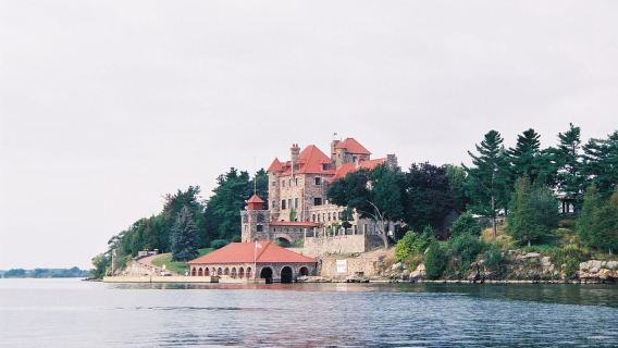 Ab Brockville: 2,5-stündige 1000-Inseln-Kreuzfahrt zum Singer Castle