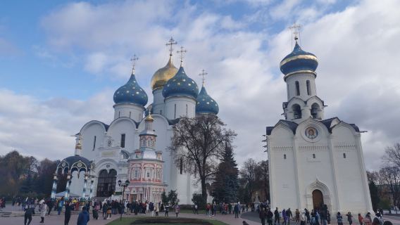 Tagesausflug nach Sergijew Possad mit Besuch des Dreifaltigkeitsklosters von Sergijew Possad und des Spielzeugmuseums