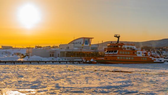 砕氷船ガリンコ号III号のサンセットクルーズ＋旭山動物園日帰りツアー | 日本語ガイド