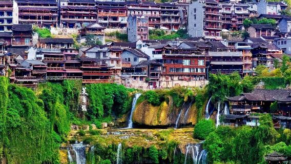 Hunan Xiangxi Furong Town + Red Stone Forest + Qianzhou Ancient City private charter 1-day tour with English service available