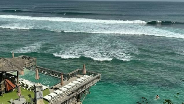 Uluwatu Temple, Kecak Fire Dance & Suluban Beach: Guided Tour + Transfer