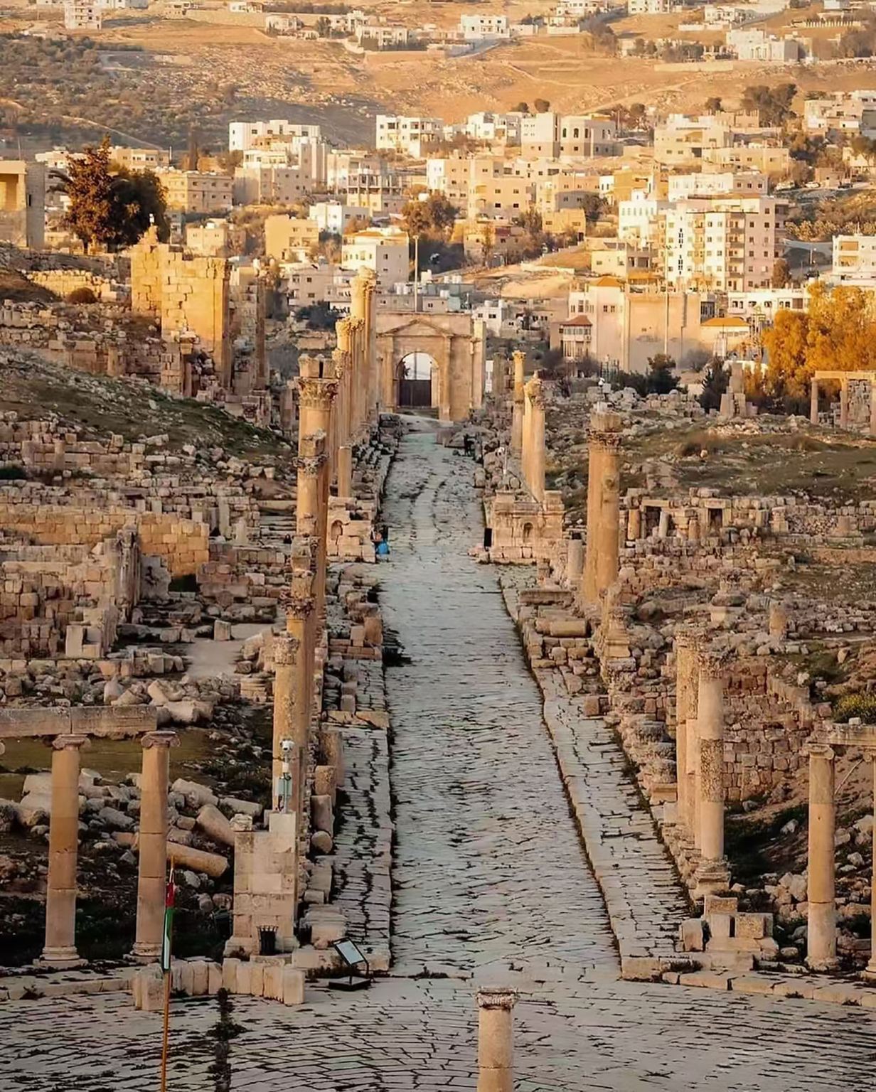 【中東龐貝】傑拉什羅馬古城遺址+阿傑隆+死海粉紅湖包車一日遊