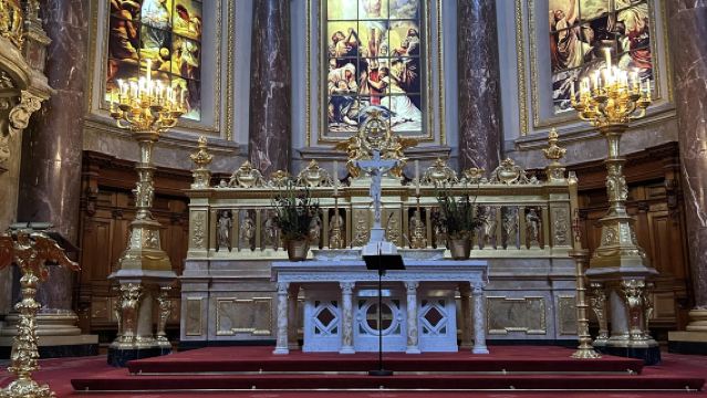 Istana Sans Souci + Lawatan Sewa Peribadi Bandar Dua Tasik + Pilihan 5/7 Tempat Duduk + Pengangkutan Pintu ke Pintu + Komunikasi dalam Bahasa Cina