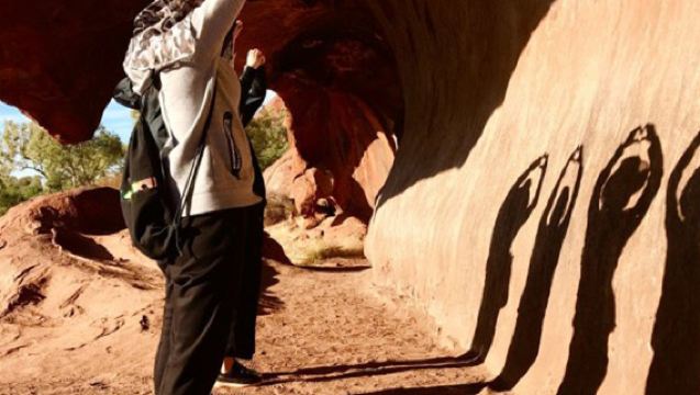 Lawatan Sehari Berjalan Kaki Budaya Uluru-Mala di Wilayah Utara, Australia dalam Bahasa Cina