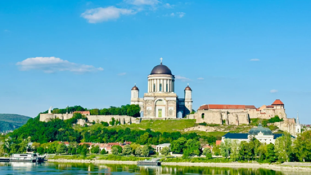 匈牙利聖安德烈+維謝格拉德高堡+埃斯泰爾戈姆聖殿中文包車遊