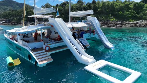 三亞遊艇出海【家庭出遊】藍高豪華雙體遊艇出海自駕體驗+浮潛海釣+水果飲料+海上玩具超大空間平穩舒適