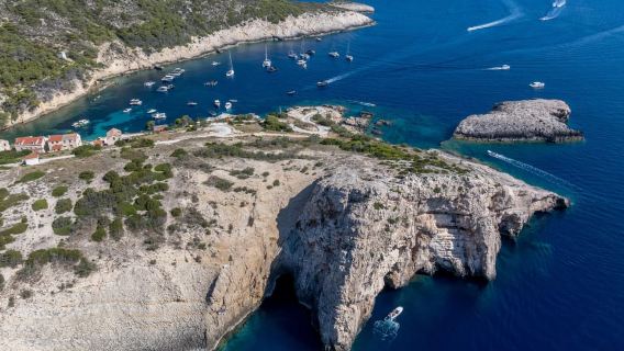 Spalato o Trogir: gita di un giorno in motoscafo alla Grotta Azzurra, a Vis e a Hvar