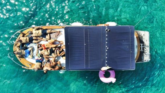 CASTRO-MALEPASSO: RECORRIDO EN BARCO DE 3 H POR LAS CUEVAS CON APERITIVO