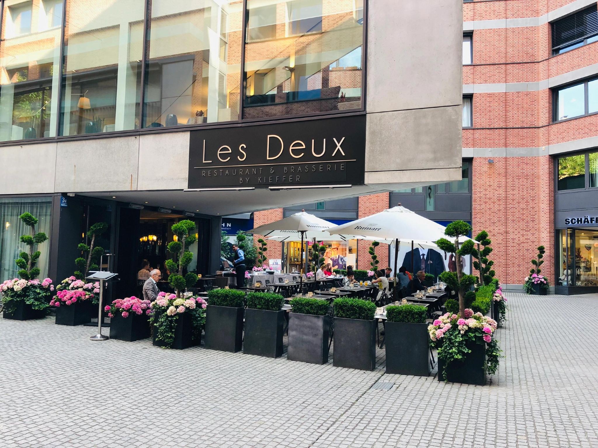 Reserva en el restaurante de moda Les Deux en Múnich, Alemania, con nuestro servicio de reservas en restaurantes