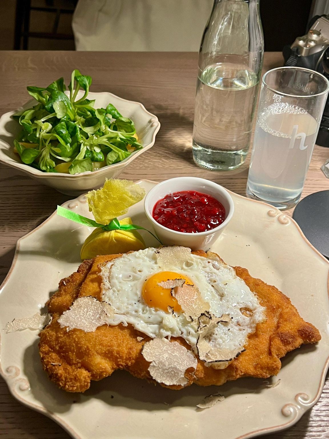 ร้านอาหาร Huth Gastwirtschaft สีแดงในเวียนนา ประเทศออสเตรีย การจองที่นั่งร้านอาหาร