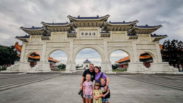 Lawatan sehari ke Muzium Istana Negara Taipei + Memorial Chiang Kai-shek + Bangunan Presiden + Kuil Martir dengan pilihan bahasa Cina atau Inggeris