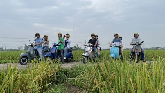 Tour in Vespa vintage di un'intera giornata a Hanoi Esplora l'antico villaggio di Duong Lam