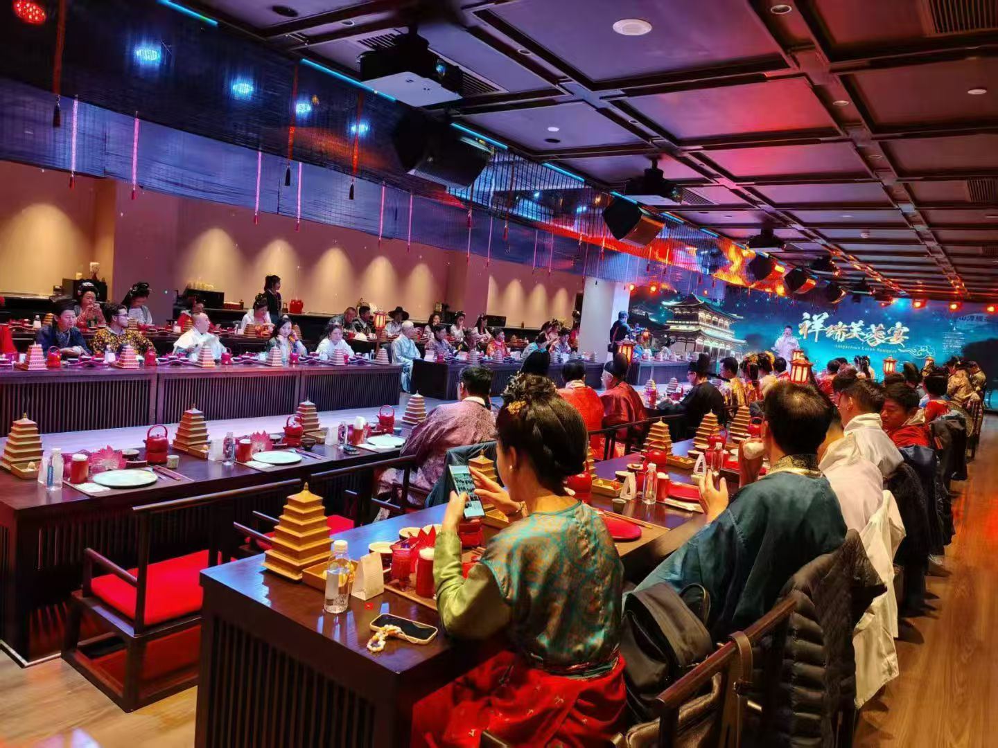 [งานเลี้ยงดอกบัวมงคล·งานเลี้ยงหรูหราแบบราชวงศ์] ซีอาน ห้องอาหารดอกบัว·งานเลี้ยงดอกบัวมงคล|การแสดงอาหารราชสำนักวัฒนธรรมโบราณแบบอินเทอร์แอคทีฟ 360 องศา "Yanyu Chang'an - งานเลี้ยงหรูแบบราชวงศ์ถัง"