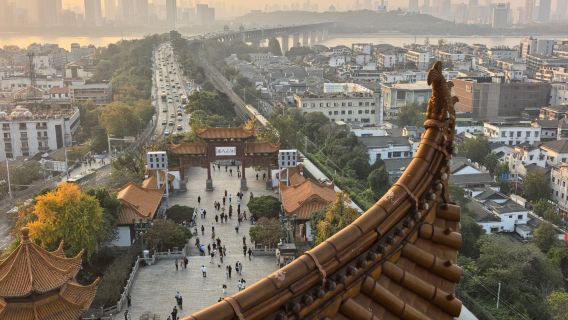Scopri la Leggenda: Passeggiata Guidata alla Torre della Gru Gialla