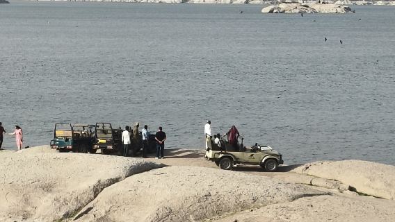 Transfert de Jodhpur à Udaipur avec arrêt pour le safari aux léopards de Jawai, le temple jaïn de Ranakpur et le fort de Kumbhalgarh