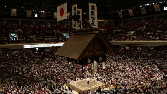Se den store sumo novemberturnering i Kyushu og nyd en buffet frokost på Hotel Okura i Fukuoka