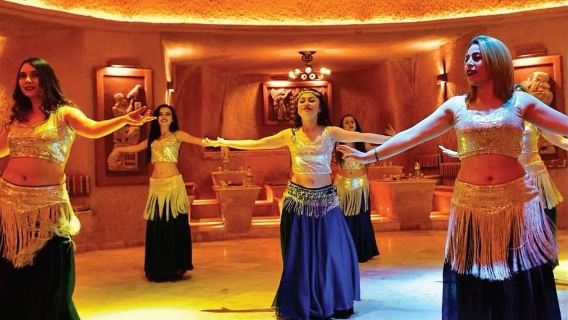 Türkische Nacht-Erlebnis in Kappadokien (Aufführung im Felsentheater Göreme + Höhlentanzshow + authentisches Abendessen)