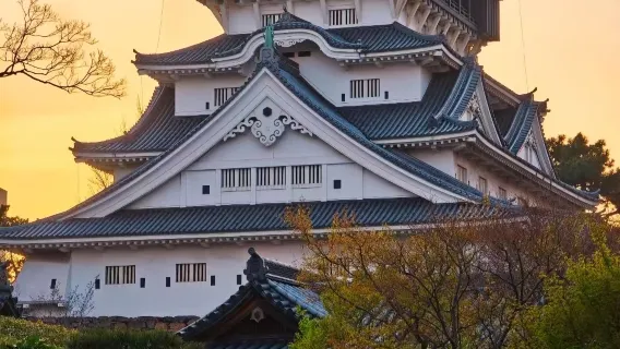 Anpassad dagstur med privat transport till Fukuoka, Kokura slott, Mojiko, Karato marknad och Sarakura berg