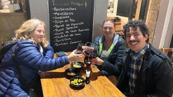 Santiago: Guided Foodie Tour with Drinks, Tapas & Live Music