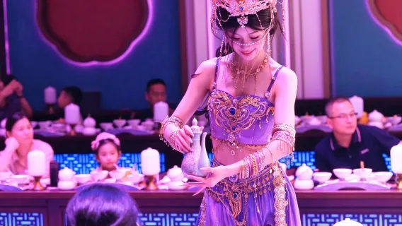Deqing Xinshi Gamle By Yun Yan Fu · Song-dynastiets kejserlige banket immersiv madshow-oplevelse (antik stil autentisk Song-opførelse + delikatesser + valgfri antik tøj- og makeupoplevelse)