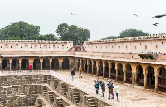 從齋浦爾出發，取消阿格拉市行程，並參觀月亮水井及法塔赫布爾西格里。
