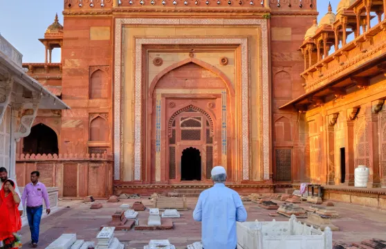 從阿格拉出發，遊覽法塔赫布爾西格里和月亮水井，並在本迪下車
