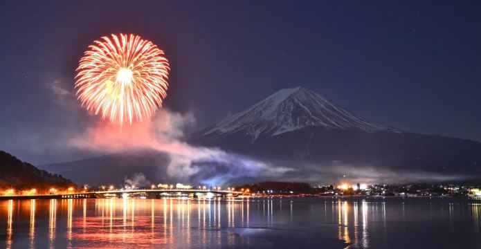 限定浪漫】河口湖冬花火+富士山西湖合掌村或西湖樹冰祭一日遊| Trip.com
